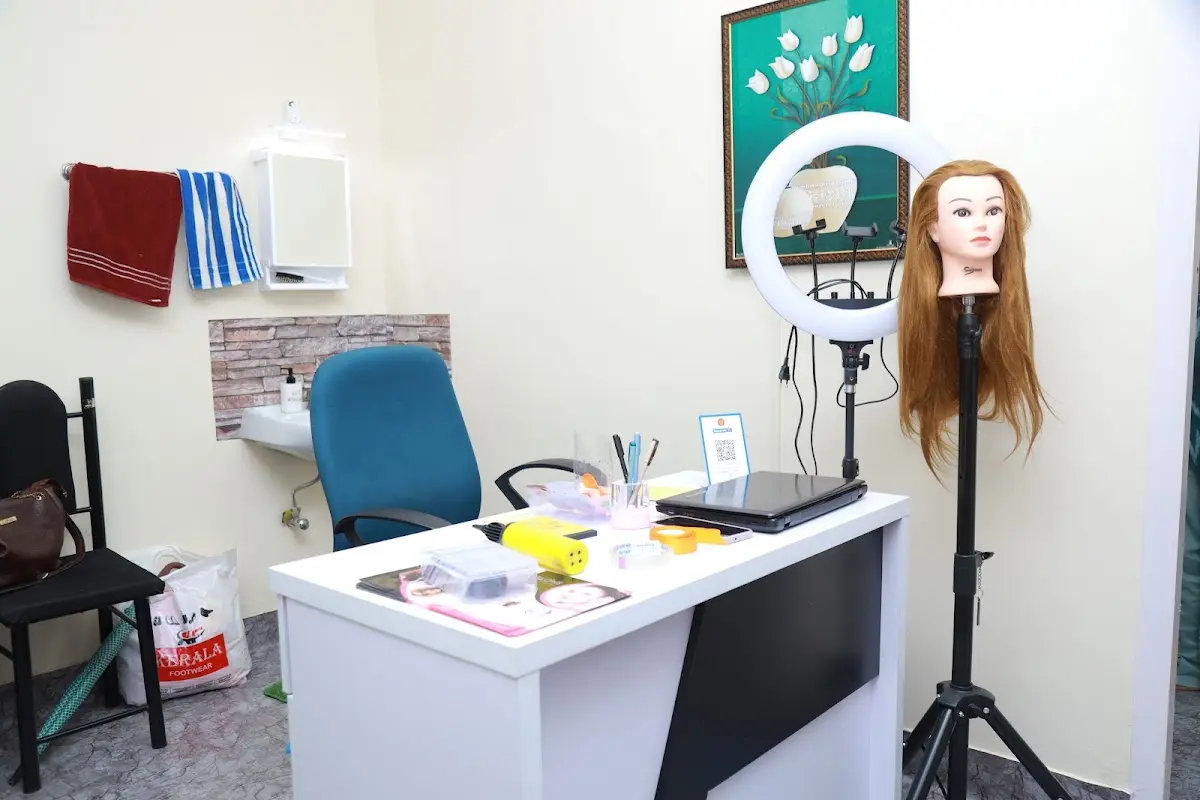 Glows Beauty Care moment 3
